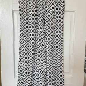 Banana Republic Factory Black and White Patterned Women's pants - easy breezy.